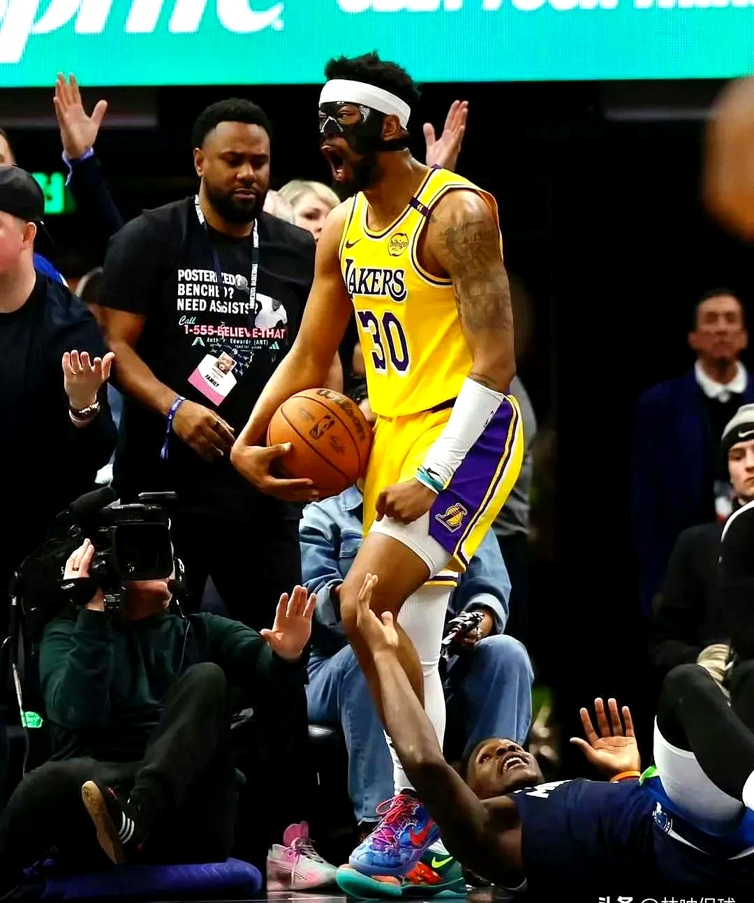 雷速直播- NBA季后赛倒计时，洛杉矶湖人窗口期更衣室发声，细节引发关注，震撼外界，临场指挥获称赞